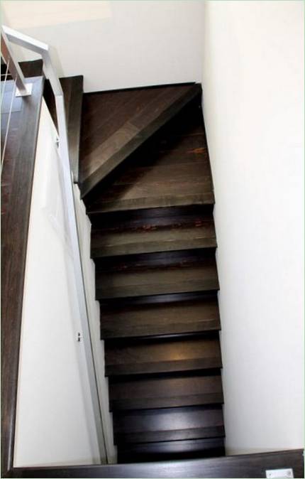Escalera entre niveles de madera oscura