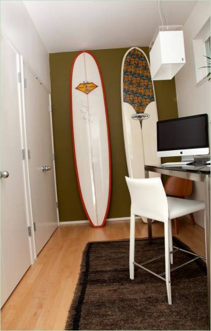 Tablas de surf en el interior de un despacho