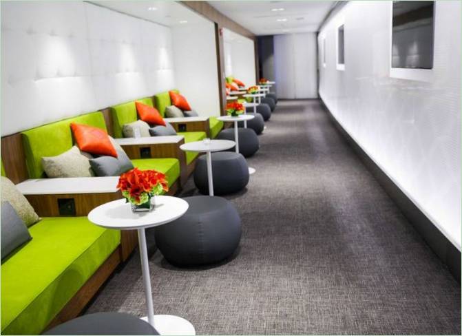 Sala VIP de aeropuerto: sillones luminosos en el interior de una sala VIP