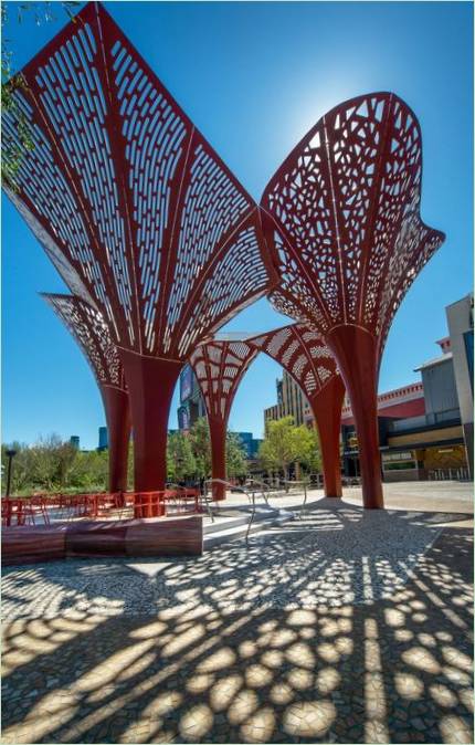 El diseño de un parque moderno. Las esculturas de metal son la idea principal de todo el parque