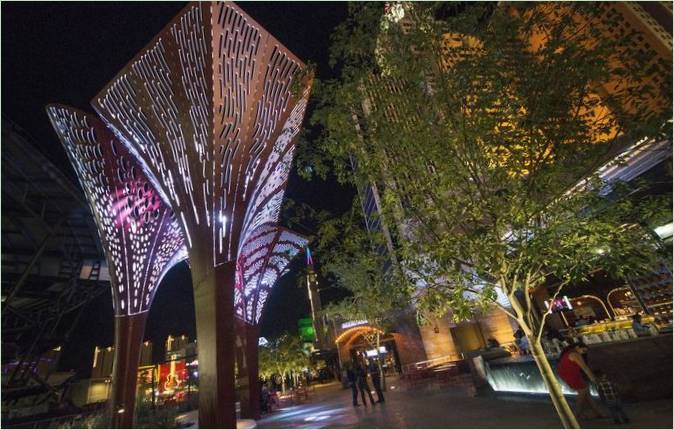 Moderno diseño del parque: las esculturas se iluminan por la noche y al atardecer