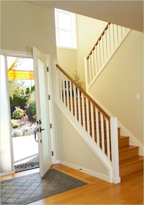 Escalera de madera al primer piso