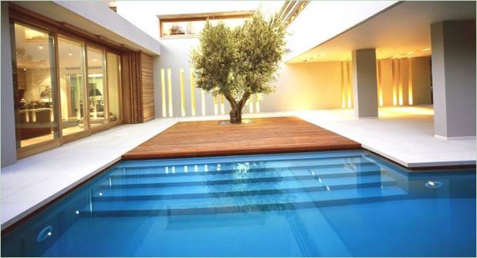 Una piscina en una mansión