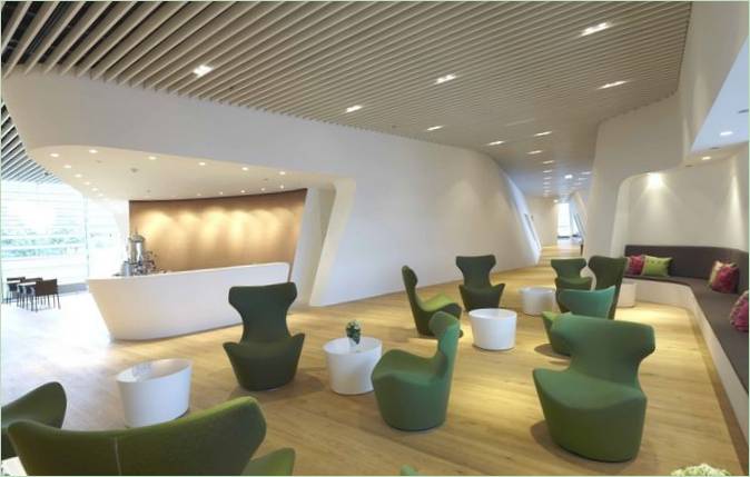 Sala VIP del aeropuerto: inusuales sillones verdes en el interior de la sala VIP