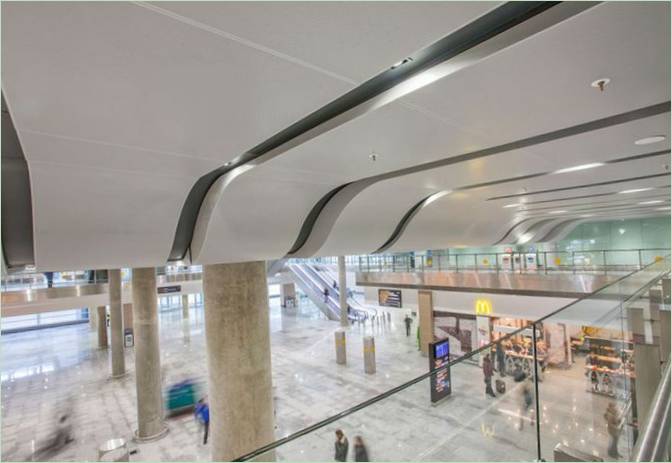 Sala VIP del aeropuerto: altas columnas de mármol