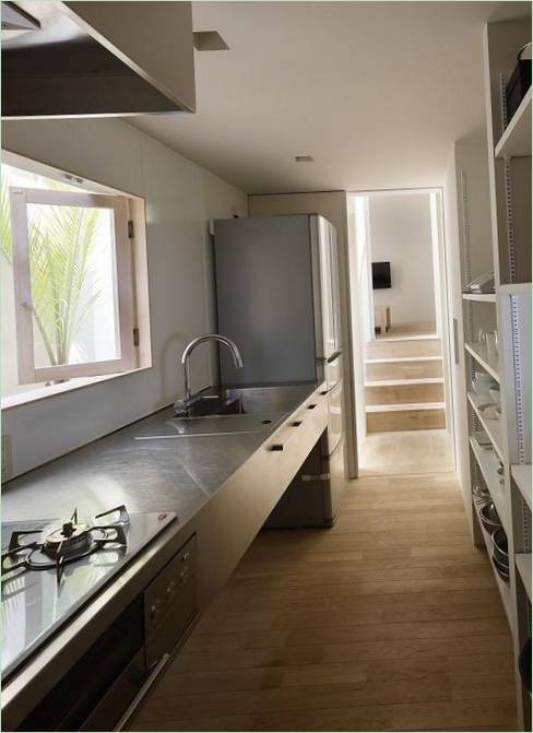 Moderno interior de cocina en un complejo de apartamentos