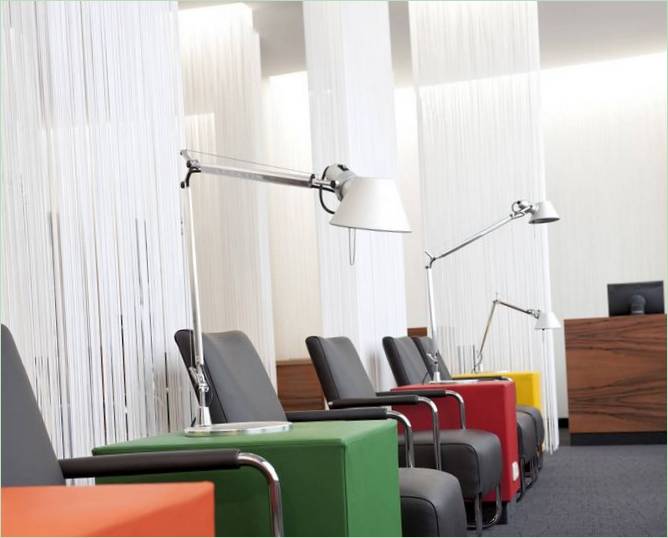 Salas VIP de los aeropuertos: mesas multicolores y sillones oscuros
