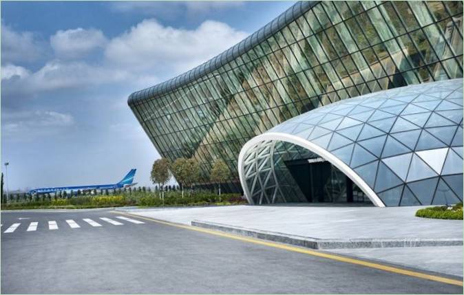 Sala VIP del aeropuerto: fachada del edificio del aeropuerto de Bakú