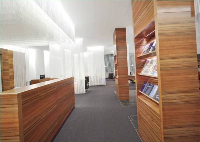 Sala VIP del aeropuerto: estantes de madera para libros y revistas
