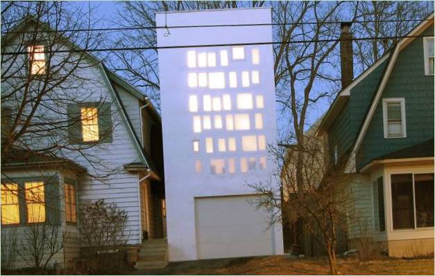 Casa de diseño estilizado con paneles translúcidos