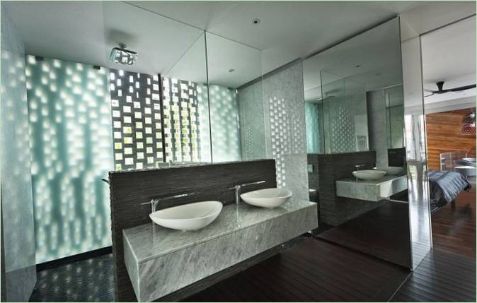 Un cuarto de baño elegante con acabado de mármol