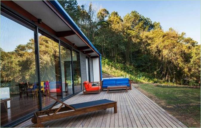 Terraza de una moderna casa de verano modular en Brasil