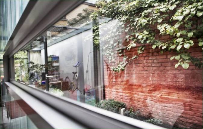 Larga ventana en el invernadero de la Casa PEBO en Bélgica