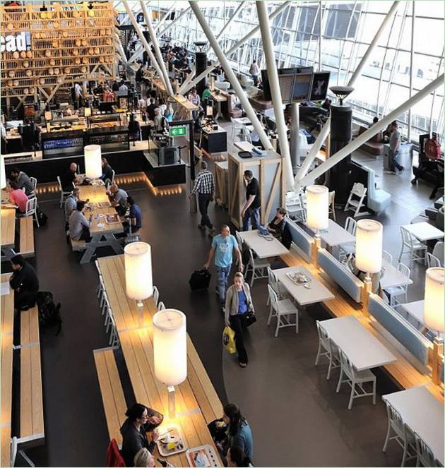 Sala VIP del aeropuerto: una amplia cafetería con iluminación de diseño