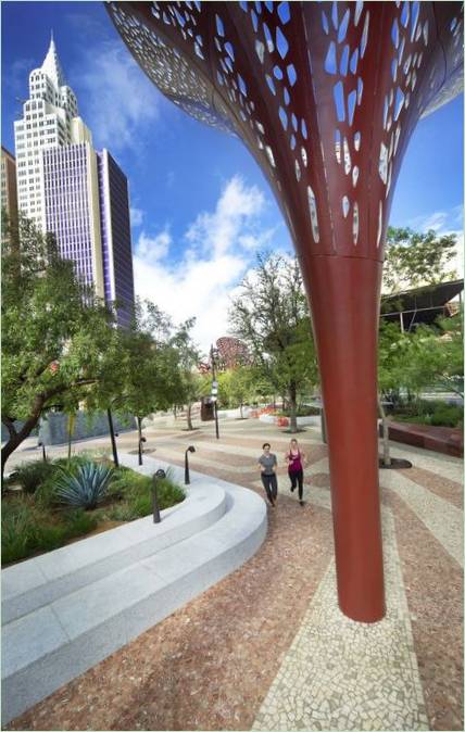 El diseño de un parque moderno. Una escultura metálica en medio del parque