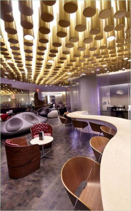 Sala VIP del aeropuerto: decoración del techo con cilindros dorados