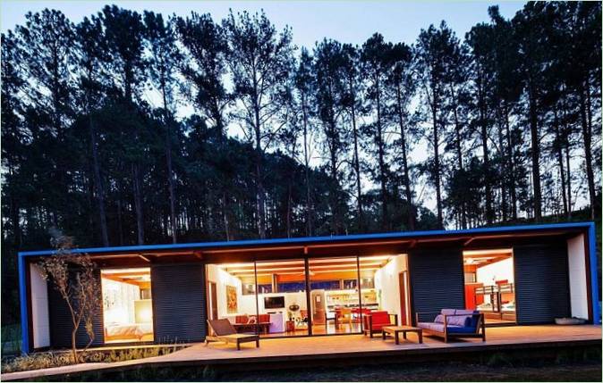 La terraza de una moderna casa de verano modular en Brasil