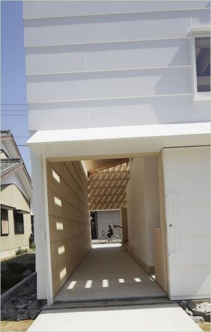 La entrada principal de una casa de campo con luz en Japón