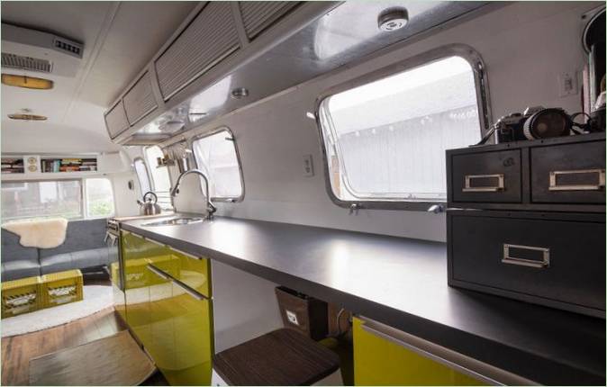 El interior de la autocaravana Airstream