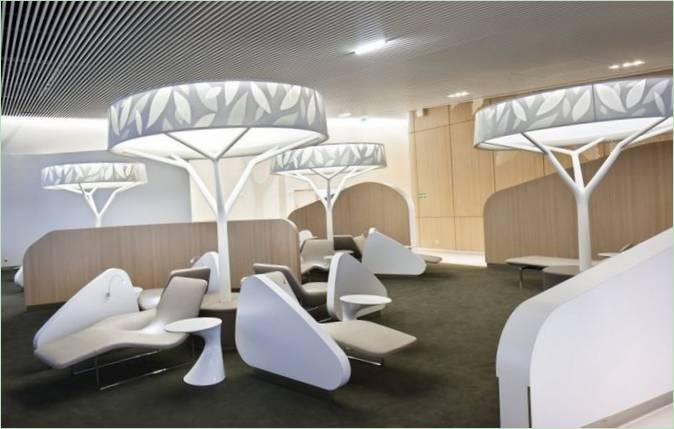 Sala VIP del aeropuerto: decoración en madera blanca