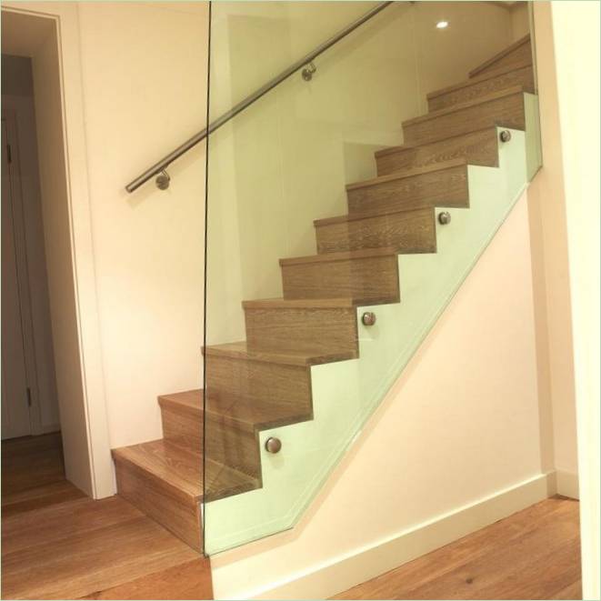 Escalera de madera en el interior de Brook Villa en Londres