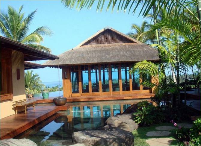 Terraza arbolada con piscina tropical