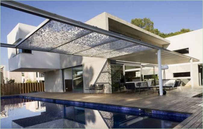 La terraza de la piscina de la casa de campo D &amp; E en España