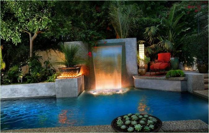 Relájese en su jardín con una piscina tropical