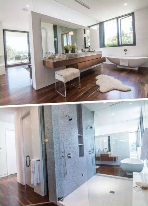 Luminoso cuarto de baño con cabina de ducha en una casa de California