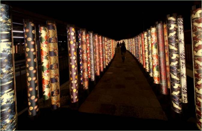 Un laberinto de linternas brillantes en Kioto