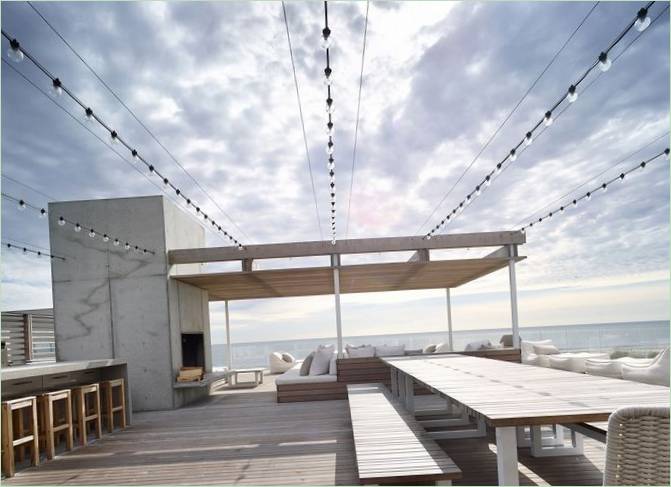 Villa de lujo frente al mar: comedor abierto en la planta superior de la casa