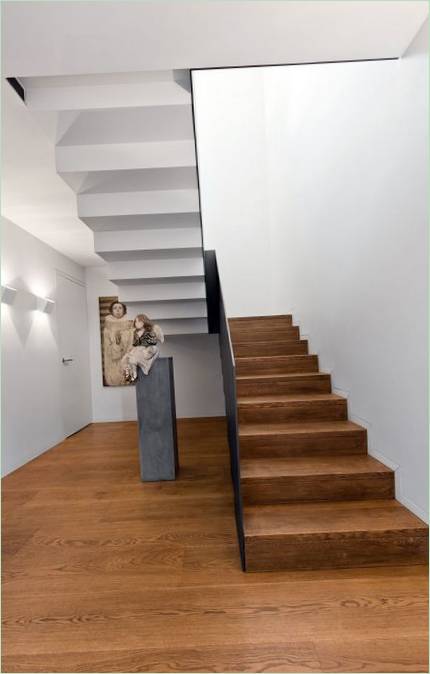 Escaleras al primer piso