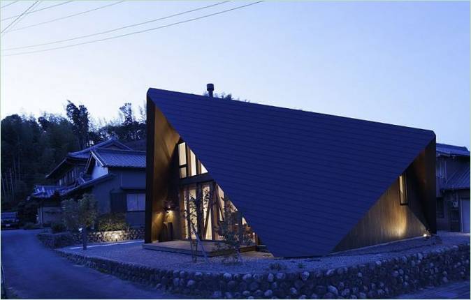 Fachada iluminada Casa Origami