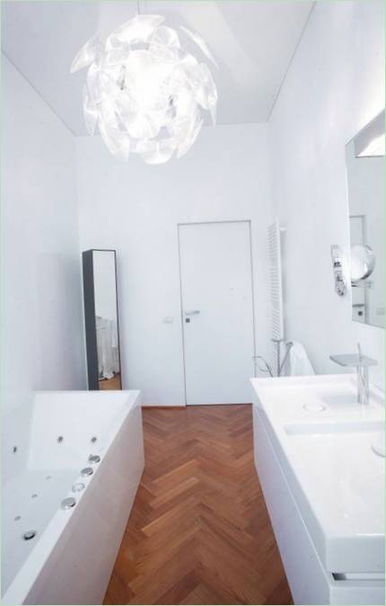 El cuarto de baño de un moderno apartamento en Italia