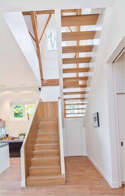 Escalera de madera natural