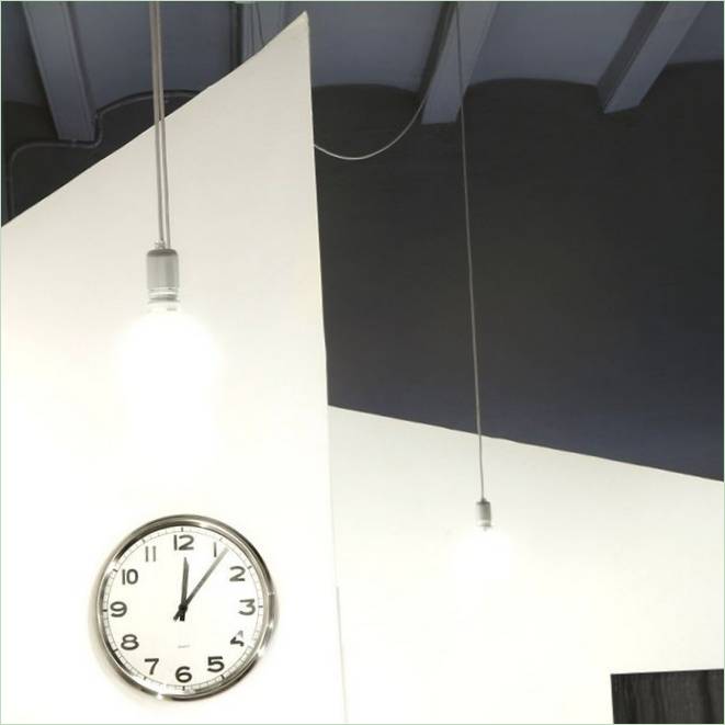 Un reloj de pared redondo en el estudio de imagen español Il Salone de Barcelona