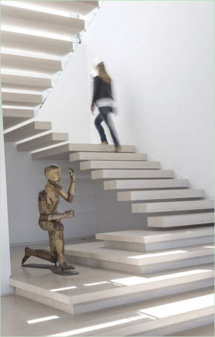 Escultura en la escalera del primer piso
