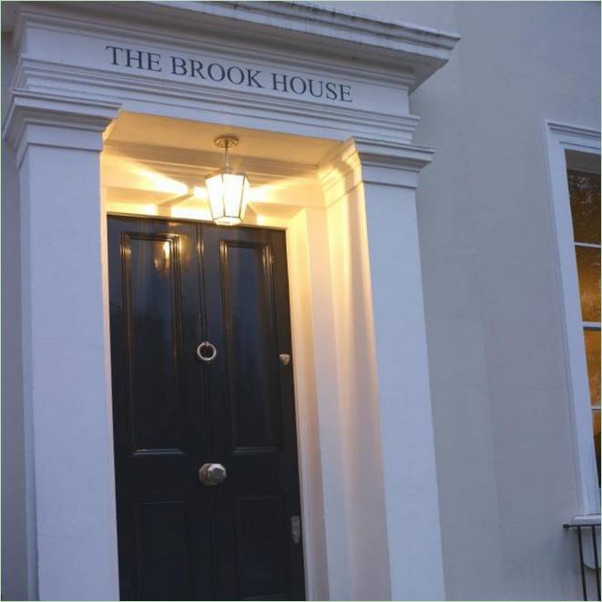 La entrada principal de la Brook Villa de Londres