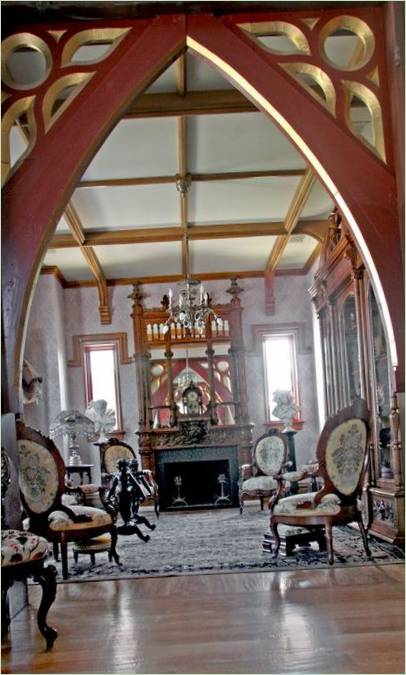 Diseño interior del salón en estilo gótico