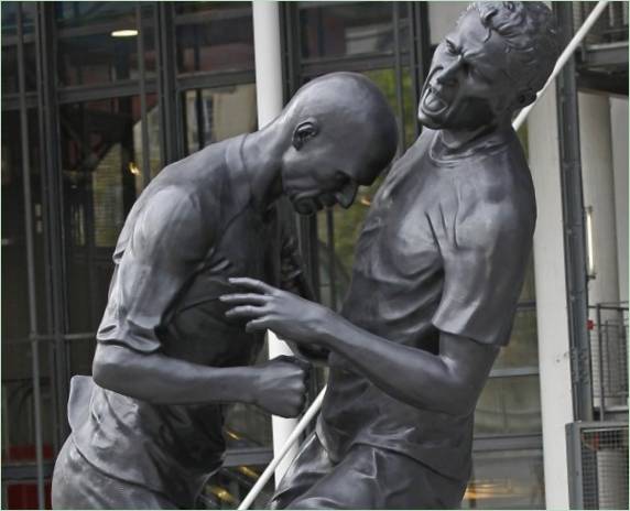 Estatua de un Zidane enfurecido en el Centro Pompidou de París