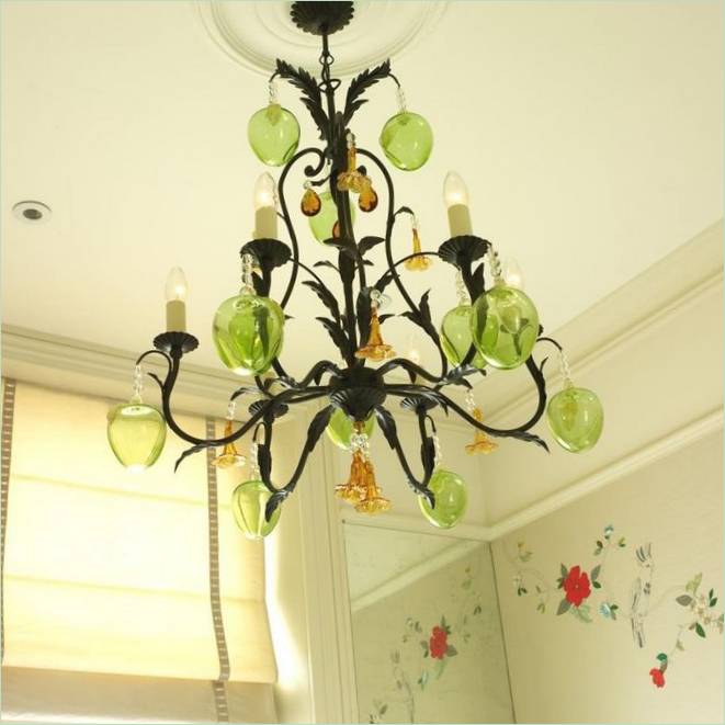 Una hermosa lámpara de araña en el interior de la Brook Villa de Londres
