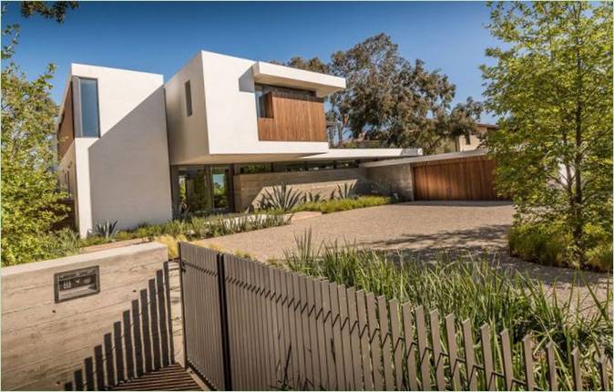 La fachada blanca de una casa en California