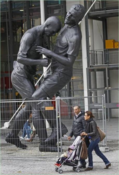 Estatua de un Zidane enfadado en el Centro Pompidou de París