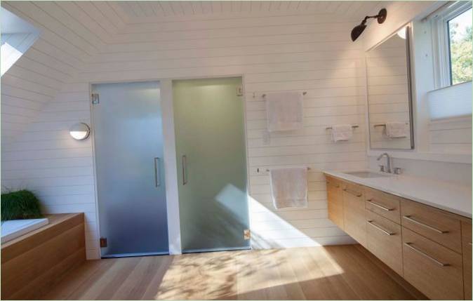 Interior del cuarto de baño en tonos claros